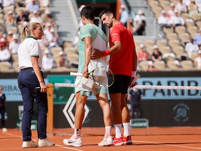 Djokovic se interesa por Alcaraz en presencia de la juez de silla.