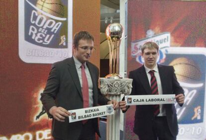 Savovic (Bizkaia) y Oleson (Caja Laboral) muestran el resultado del sorteo que les empareja en cuartos de final de la Copa del Rey.