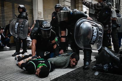 Detenciones durante la protesta a favor de los jubilados, en Buenos Aires, el pasado miércoles.