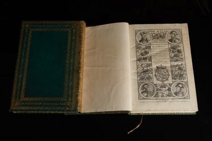 Un libro del siglo XVIII que tiene la Librería Bardón.