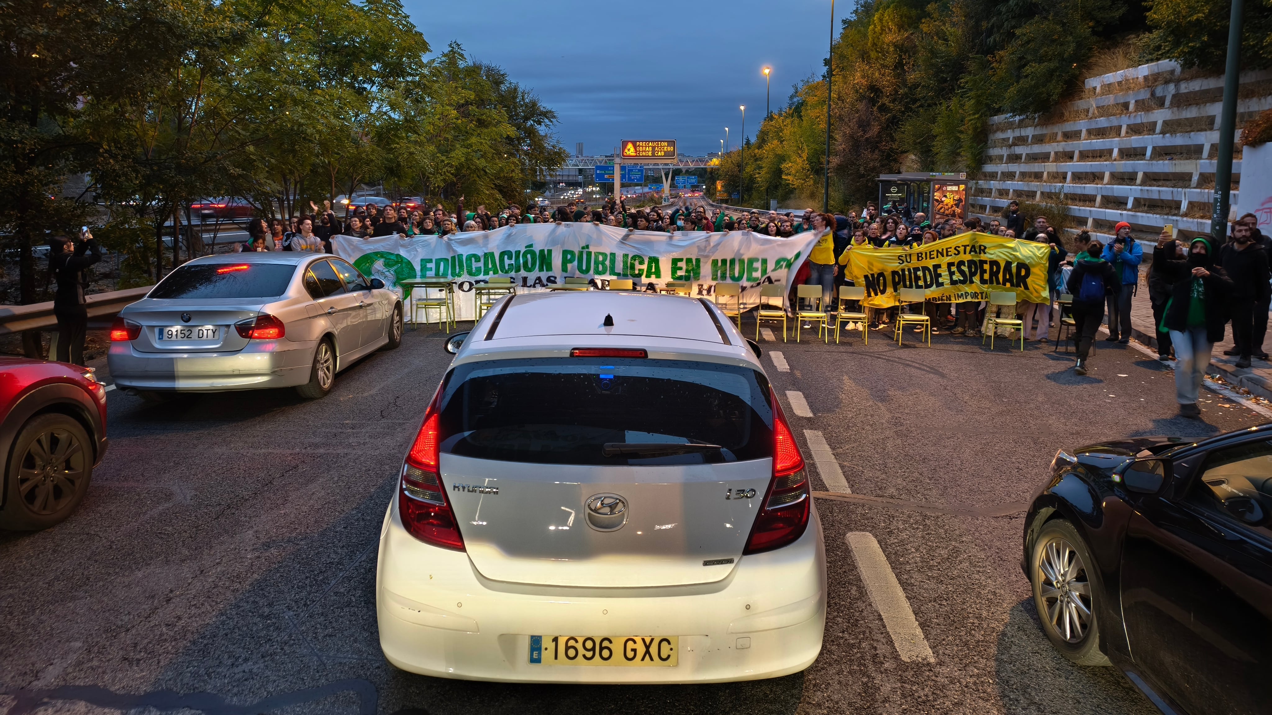 Un grupo de 200 profesores corta la autovía A-3 en el inicio del cuarto día de huelga educativa de Madrid