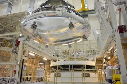 Montaje de la cápsula Orion en el Centro Espacial Kennedy (Florida).