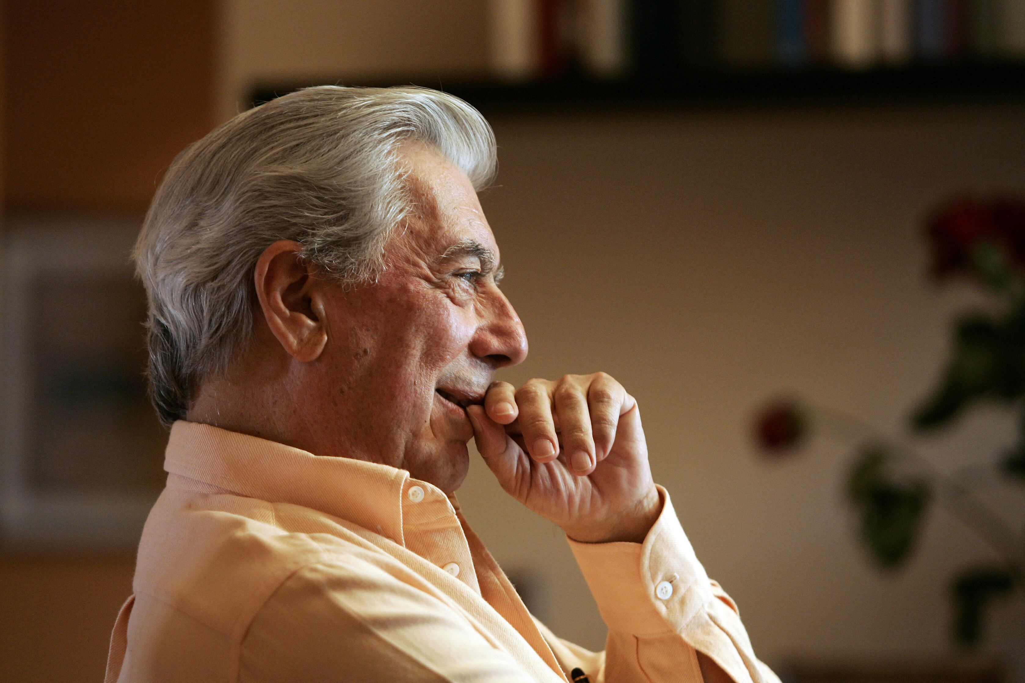 Vargas Llosa, en su domicilio de Madrid, en 2006. 