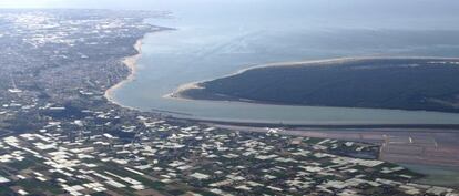 Vista del estuario del Guadalquivir. A la derecha, Doñana.