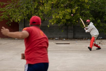 Awais Yasin Ahmed batea durante el entrenamiento en Badalona, el 26 de octubre. 