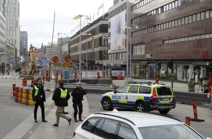 La policía acordona la zona frente a los grandes almacenes Ahlens.