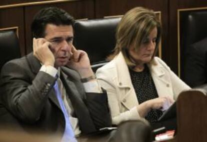 El ministro de Industria, Energía y Turismo, José Manuel Soria (i), y la ministra de Empleo, Fátima Báñez (d), durante la sesión de control al Gobierno, esta mañana en el Congreso de los Diputados.