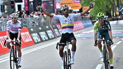 El campeón ecuatoriano Narváez se impone a Schachmann, a la derecha, y Pogacar en la primera etapa del Giro.
