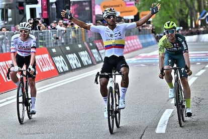 El campeón ecuatoriano Narváez se impone a Schachmann, a la derecha, y Pogacar en la primera etapa del Giro.