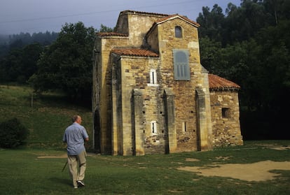 MONTE NARANCO. (Asturias). Joyas del prerrománico, pozos de nieve, antiguas minas de hierro y carbón, la piedra caliza de la que está hecha Oviedo y el agua que se bebe en la ciudad… Además de todo esto, que ya es mucho, el monte Naranco ha servido para defender a la capital asturiana del viento norte. Pero no de los vientos de la guerra, que en estas alturas soplaron con violencia en 1936 insuflados por ambos bandos, uno para defender la ciudad sublevada y el otro para tratar de recuperarla. Todo lo que allí se puede ver y recordar del Sitio de Oviedo se cuenta en descubreelnaranco.com. También se describe con detalle la senda de Cama’l Moro —o de la Campa del Moro—, un recorrido circular, de tres horas de duración, que además de nidos de ametralladoras y trincheras permite contemplar neveros, fuentes, manantiales, lagunas y la iglesia prerrománica de San Miguel de Lillo.