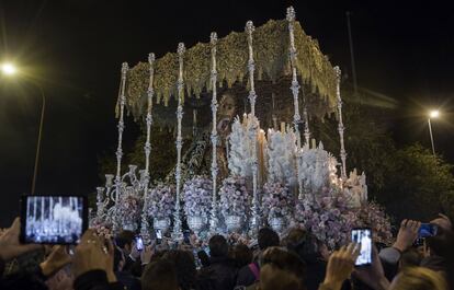 El paso de la Esperanza de Triana durante la procesión por las calles de Sevilla en la tradicional 'Madrugá' de la Semana Santa andaluza.
