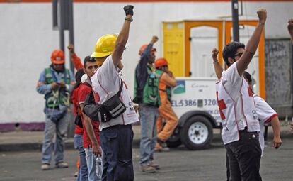 Brigadistas y voluntarios piden silencio absoluto.