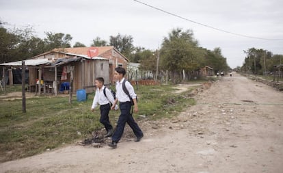 Niños camino a una escuela en el Chaco paraguayo.