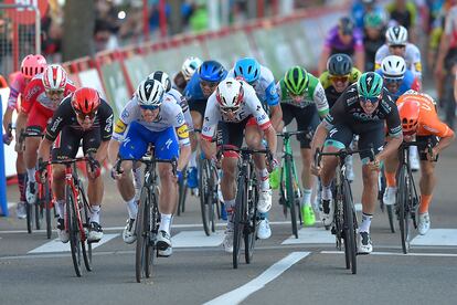 Bennett, segundo por la izquierda, y Ackermann, primero por la derecha, en los últimos metros del sprint.