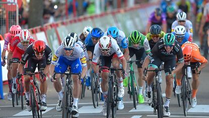 Bennett, segundo por la izquierda, y Ackermann, primero por la derecha, en los últimos metros del sprint.