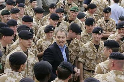 Tony Blair, durante su visita sorpresa de ayer a la base británica de Basora.