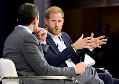 El prncipe Enrique durante su charla con el columnista de 'The New York Times' Andrew Ross Sorkin en la Cumbre DealBook, celebrada el 4 de diciembre de 2024 en Nueva York.