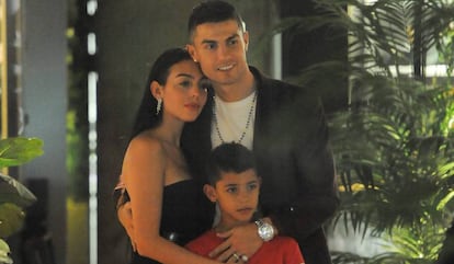 Cristiano Ronaldo, junto a Georgina Rodriguez y su hijo Cristiano Jr. el pasado martes en Londres.