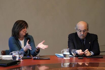 La consejera de Educación, Irene Rigau, junto al consejero de Economía, Andreu Mas-Colell, durante la habitual reunión del Gobierno de la Generalitat