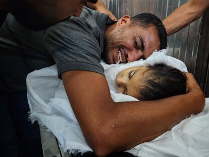 Familiares lloran por la muerte de un niño en un ataque israelí en Jan Yunis (Gaza), el lunes.