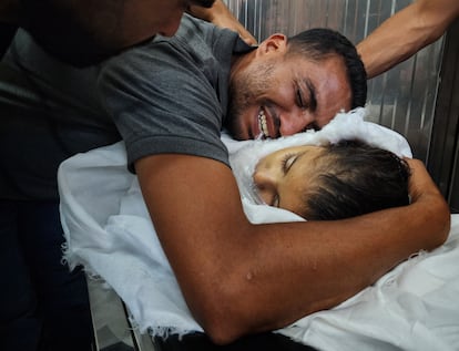 Familiares lloran por la muerte de un niño en un ataque israelí en Jan Yunis (Gaza), el lunes.