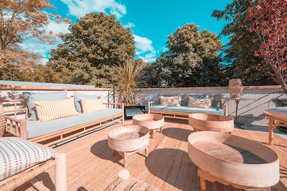 Entre los árboles. Un paseo por el madrileño parque del Retiro se puede completar con una parada en la terraza de Florida Retiro. El estudio de arquitectura Sierra y De La Higuera ha redecorado el espacio para la nueva temporada. Y en la carta destaca la oferta en crudo: Saam de mejillones en salsa especiada, Barra de shushi, Ceviche de corvina, Ostras aliñadas...