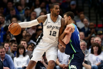 Aldridge pugna con Powell durante un partido entre San Antonio y Dallas.