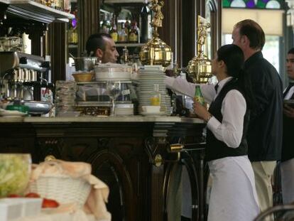 Camareros en un restaurante en Madrid.