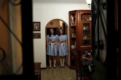 Te mostramos los disfraces más terroríficos que han desfilado en Halloween por todo el mundo. En la imagen, dos hermanas disfrazadas de las gemelas de la película 'El resplandor', uno de los mayores clásicos de terror de la historia, en Churriana, Málaga (España).