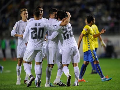 James felicita a Isco por su gol.