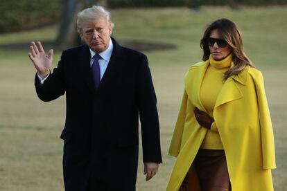 Donald Trump no deja que nadie le robe el protagonismo, ni siquiera su esposa Melania. En febrero de 2018 la pareja retornaba a la Casa Blanca tras una visita a Ohio, y el presidente, al darse cuenta que las cámaras estaban del lado de la primera dama, hizo que cambiase de lugar.