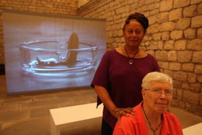 Pauline Oliveros (sentada), con la poetisa Ione en Girona.