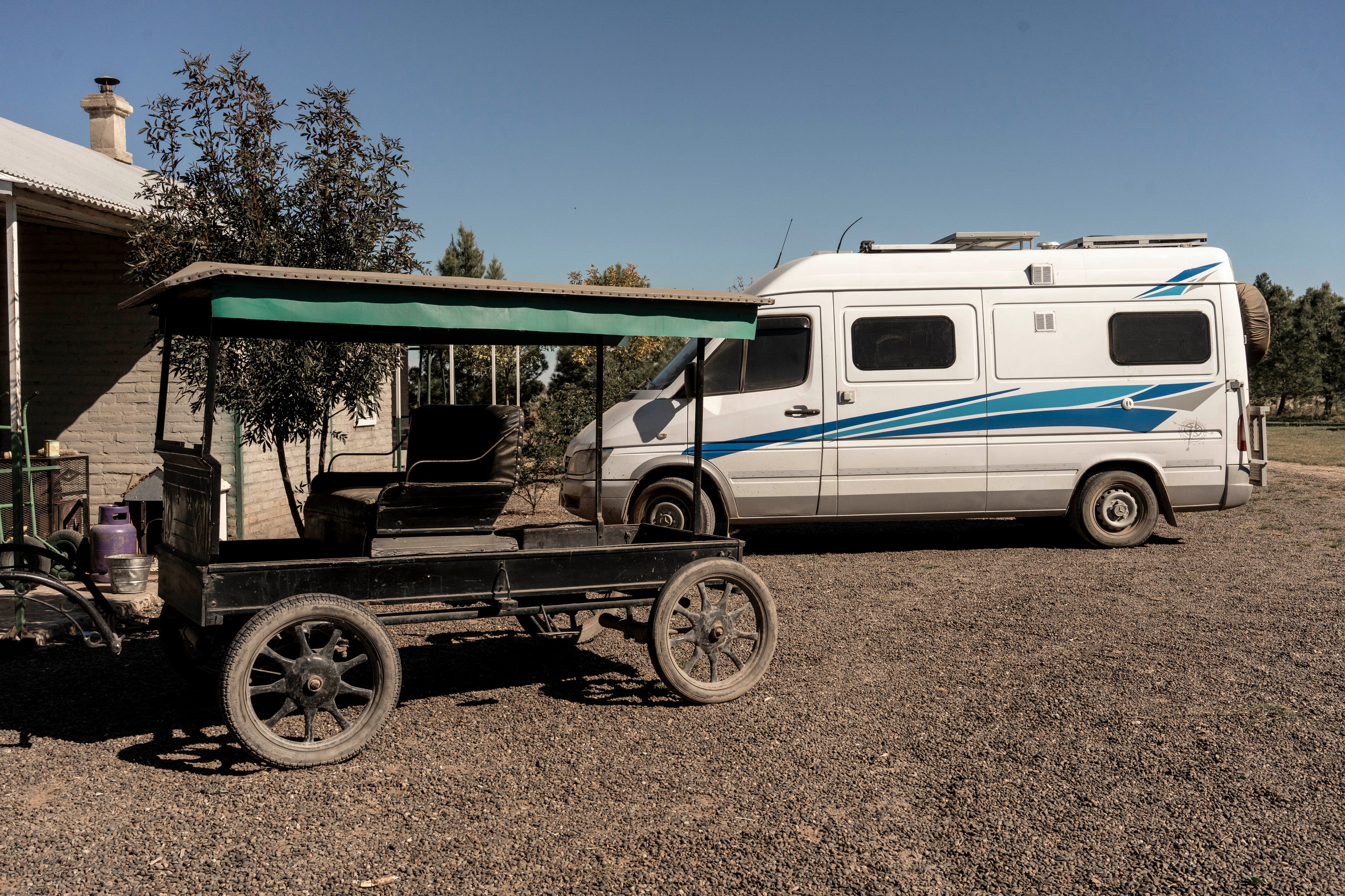 Carrito tradicional y combi de turistas en la Colonia La Nueva Esperanza, La Pampa.