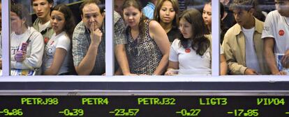 Un grupo de jóvenes observa la operativa de la Bolsa de São Paulo, en Brasil.