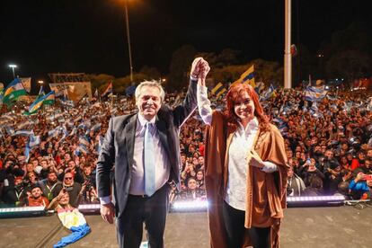 En el Monumento de las Banderas con Alberto Fernández.