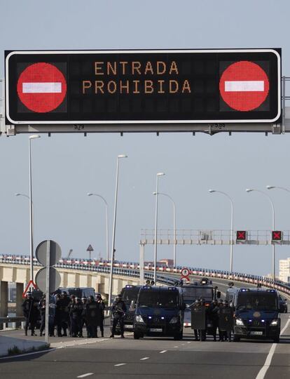 Policías antidisturbios bloquean el paso del puente Carranza, durante la protesta con motivo de la cumbre iberoamericana que se celebra en Cádiz.