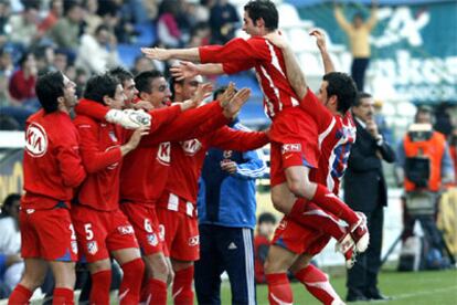 El defensa del Atlético de Madrid Antonio López salta para abrazarse con sus compañeros del banquillo tras marcar el gol de la victoria.