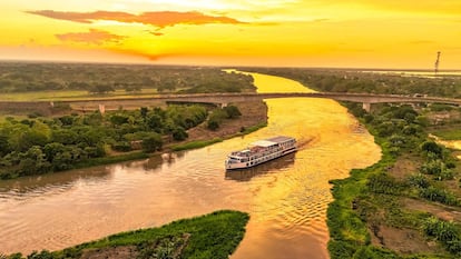 El crucero AmaMagdalena, de la compañía AmaWaterways, navega por el río Magdalena, en Colombia.