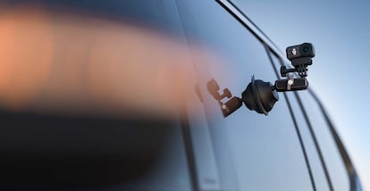 Uso en un coche de la cámara DJI lanza Osmo Nano