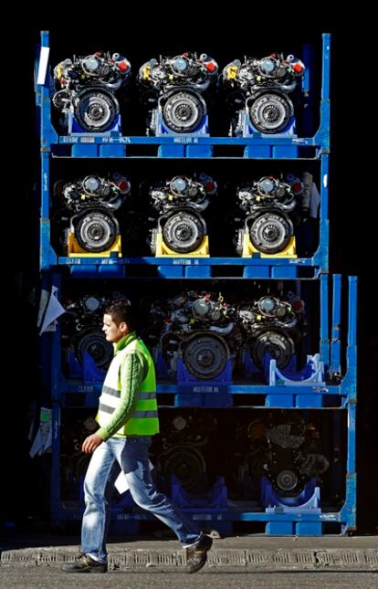 Un trabajador de la planta de Zona Franca de Nissan.