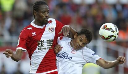 Abdoulaye pelea el bal&oacute;n con Bacca. 