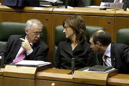 La <b><i>vicelehendakari,</b></i> Idoia Zenarruzabeitia, junto a Azkarraga e Ibarretxe, durante un pleno del Parlamento.