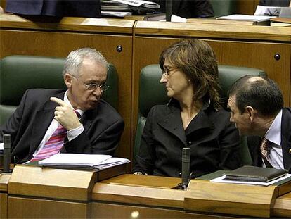 La <b><i>vicelehendakari,</b></i> Idoia Zenarruzabeitia, junto a Azkarraga e Ibarretxe, durante un pleno del Parlamento.