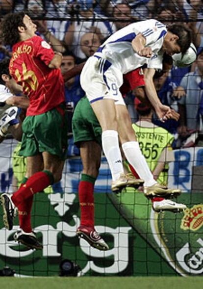 Basinas botó un córner desde el lado derecho y Charisteas remató de cabeza a la red de Ricardo. Tercer tanto de Charisteas en la Eurocopa y el mayor mazazo de para Portugal y su hinchada.