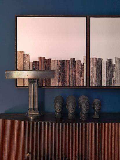 Equilibrio. Lleno y vacío. Sobre el aparador vintage del comedor, cabezas de terracota compradas en África y escultura metálica de Antonino Sciortino.