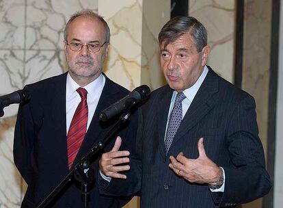 El consejero de Economía, Antoni Castells, con el profesor Pedro Nueno, en un aparte de la reunión.