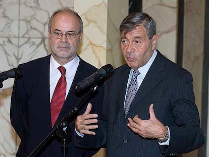 El consejero de Economía, Antoni Castells, con el profesor Pedro Nueno, en un aparte de la reunión.