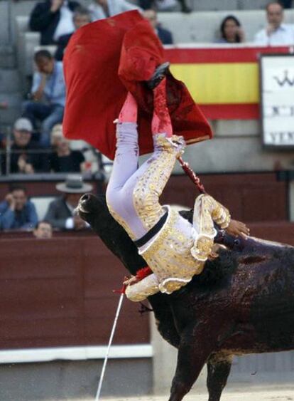 Iván Fandiño en pleno revolcón.