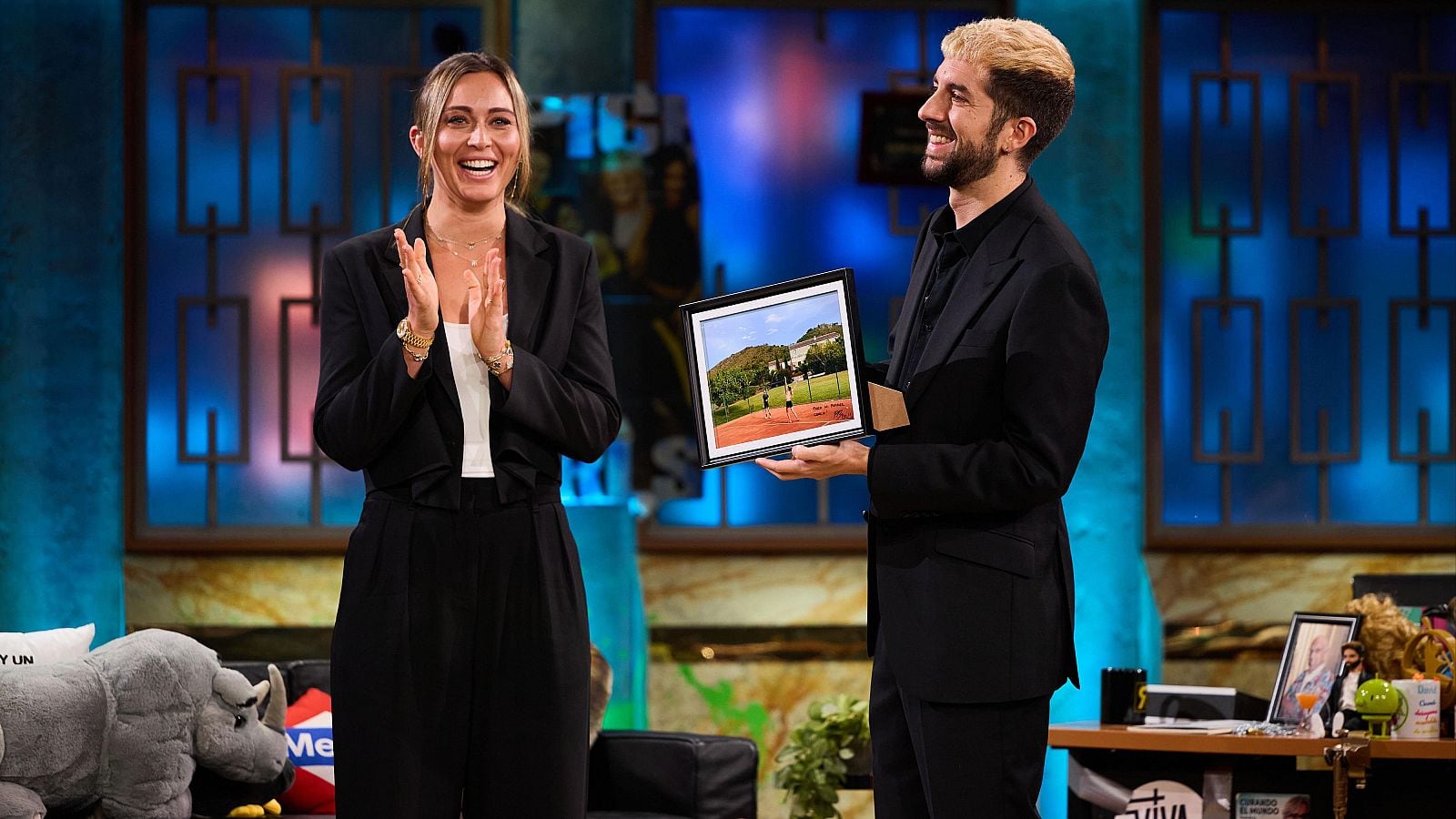 Paula Badosa appare in TV con David Broncano e regala fiori a Candela Peña