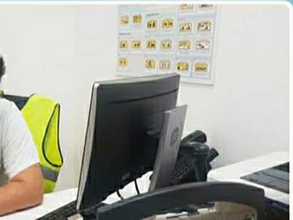 Jesús Giménez Oliva, el falso médico trabajando en el despacho de Amazon en el Prat de Llobregat, el julio pasado, en una imagen cedida por SER CATALUNYA.